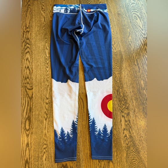 Colorado Threads yoga pants White Mountain-Print Leggings - Picture 2 of 5